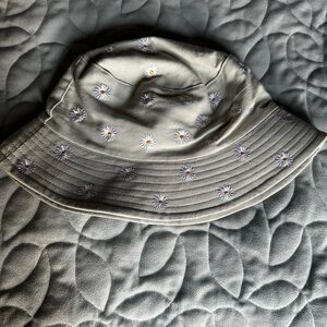 Forever 21 Daisy ( Sage ) Bucket Hat